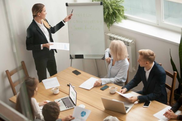 présentation d'un formateur à un groupe