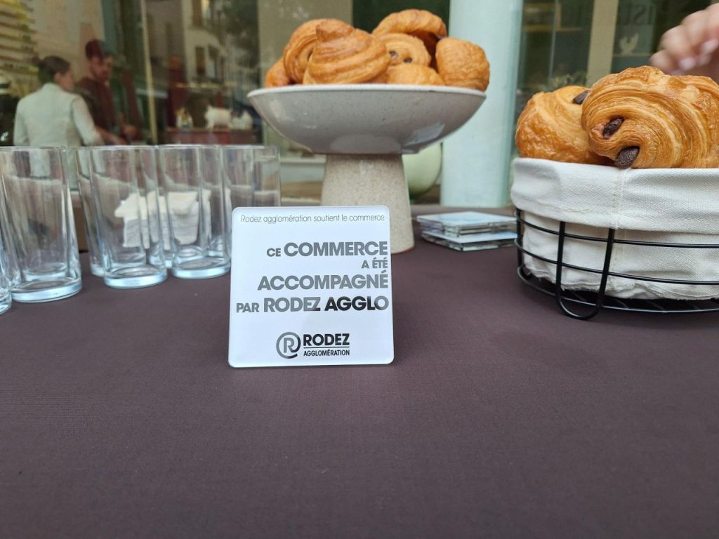 La plaque apposée sur les commerces aidés par le FIC